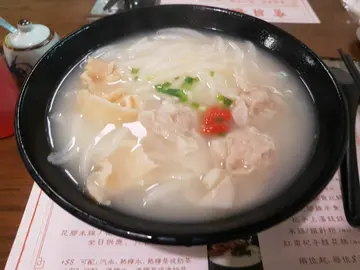 花胶狗仔粉配鲜虾云吞