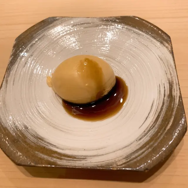 Caramel  ice  cream  with  black  sugar  sauce