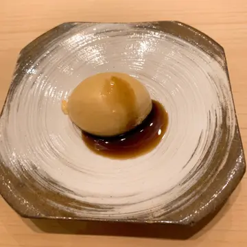 Caramel  ice  cream  with  black  sugar  sauce