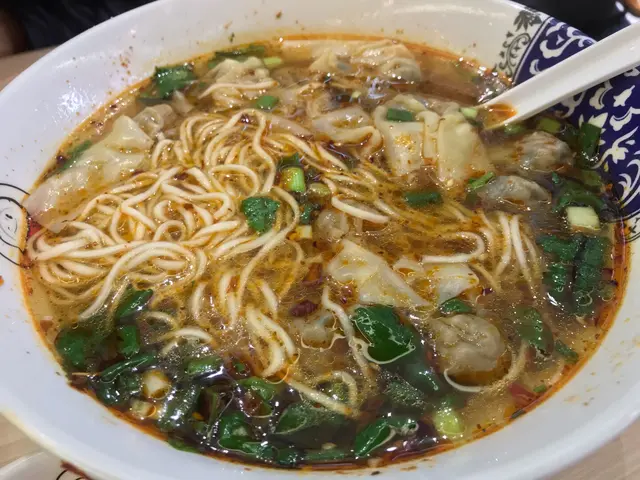 雲吞湯麵(小辣)