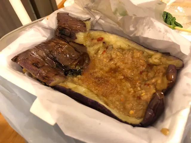 全條茄子開邊上，火喉控制得好，惹味歸功於蒜蓉醬