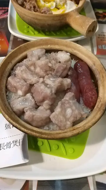 腊肠排骨煲仔饭