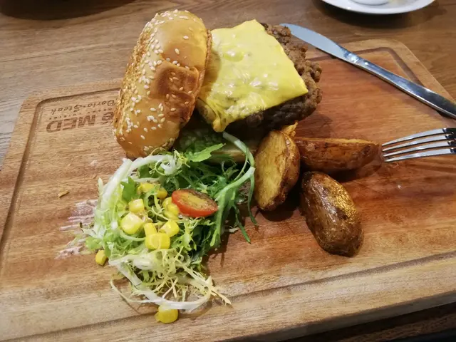 烤美國牛肉芝士煙肉漢堡包伴炸薯條