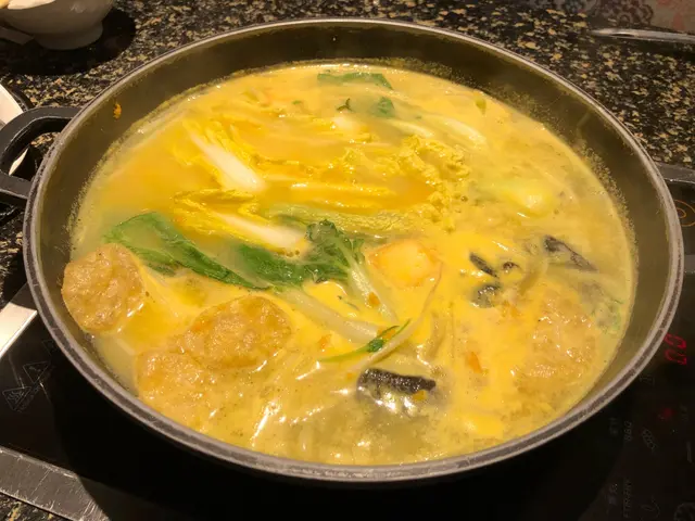 由於鍋中已經加入海膽， 見到個湯底有着海膽嘅黃金色，就知道個湯底幾足料啦！😏