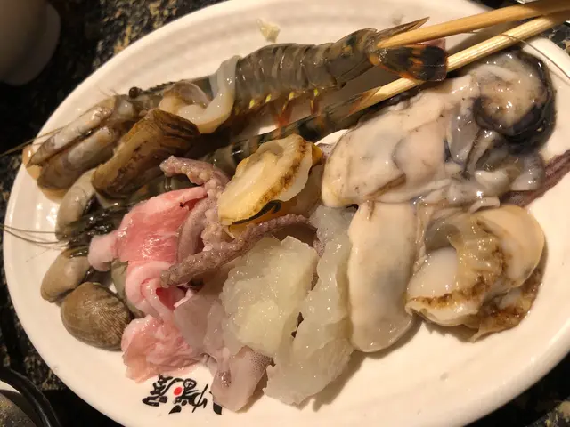 有多款打邊爐海鮮， 如海蝦、生蠔、蟶子、象拔蚌、蜆、日本魷魚🦑等， 以下海鮮都是推薦的！😏 海蝦肉質新鮮彈牙， 生蠔鮮味十足， 蟶子個頭雖少，但勝在肉質鮮美， 象拔蚌爽脆。 