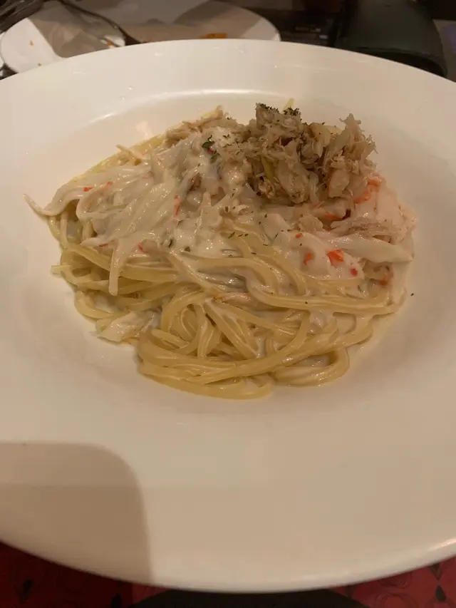 Pasta with crab & lobster meat in garlic cream sauce