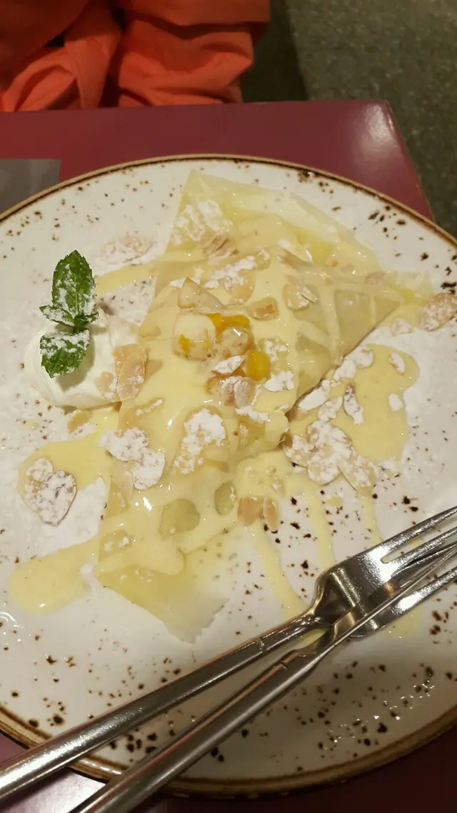 芒果香草法式班戟配杏仁片