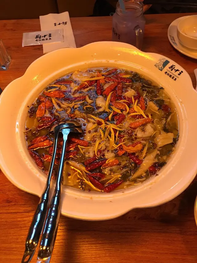 酸菜魚(小份)(配料:金菇、腐竹、米線,每款 $28) $328 酸菜的份量控制得好,但略嫌酸味不太足。麻辣度亦適中 (當然川菜會比起一般菜式較辣),十分開胃。魚肉新鮮爽口,但不時嘗到碎骨,加金菇亦跟湯的味道很夾, 再加米線則使口感更為豐富,有更多的配料品嘗酸菜魚湯底。順帶一提,吃這味魚的時候,即使店內冷氣足夠,但那麻辣的味道還是令我們出了大汗,那種感覺還挺爽的!