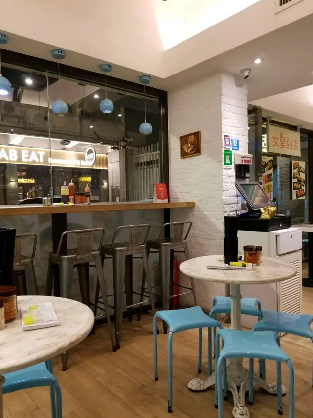 坐上高椅可觀望店外景色