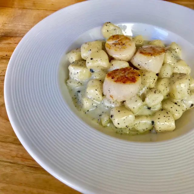 手工薯仔粉配黑松露藍芝士忌廉汁帶子