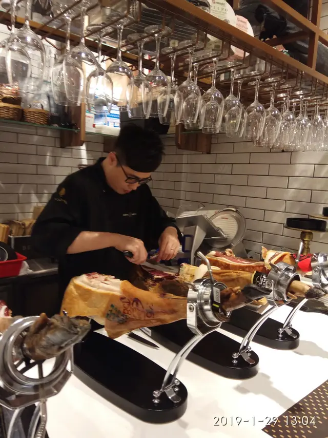 好小心咁用夾放好切出來的火腿