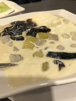 烧仙草芋圆碗豆腐花