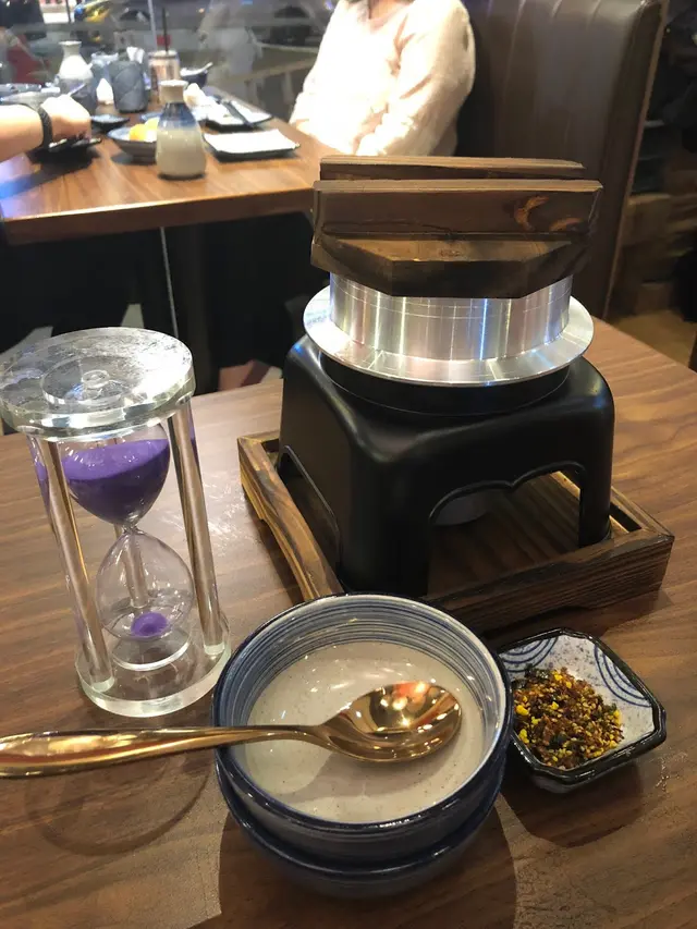 一打開釜飯嘅木蓋,已經聞到陣陣撲鼻香氣~
即時炆煮嘅釜飯,
木蓋讓木香滲入飯中,軟腍入味,又不失嚼勁,
仲有少許香脆帶韌嘅金黃飯焦,正!👍🏾