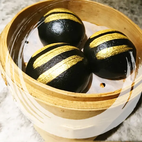 呢個絕對係必叫嘅小食，因為本身已經好鐘意食流沙包，再加埋佢呢個黑金造型，殺晒