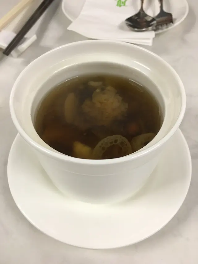 松茸竹笙黃耳百合燉湯