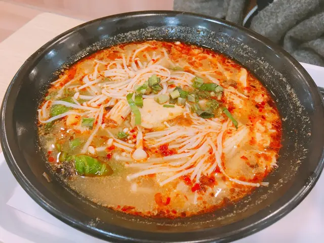 冬陰湯雞絲金菇金邊粉