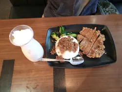 肉燥猪扒饭 + 黑糖牛奶