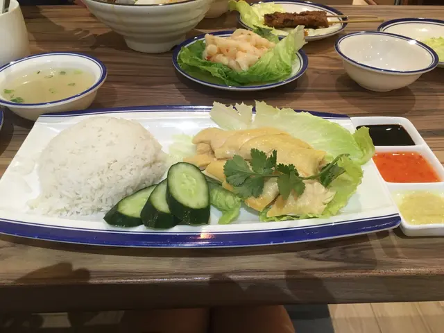 無骨海南雞飯（白飯），奉送有雞湯，雞肉嫩滑，配有薑茸、辣椒醬、甜醬，雞肉沾醬一齊食，非常下飯，醬汁雖然係配角，但係缺一不可！
