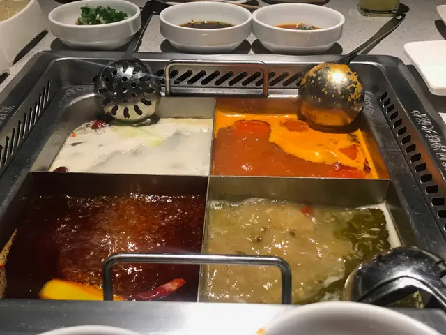 四宮格鍋：胡椒豬肚雞、蕃茄、清油無渣麻辣、青椒火鍋