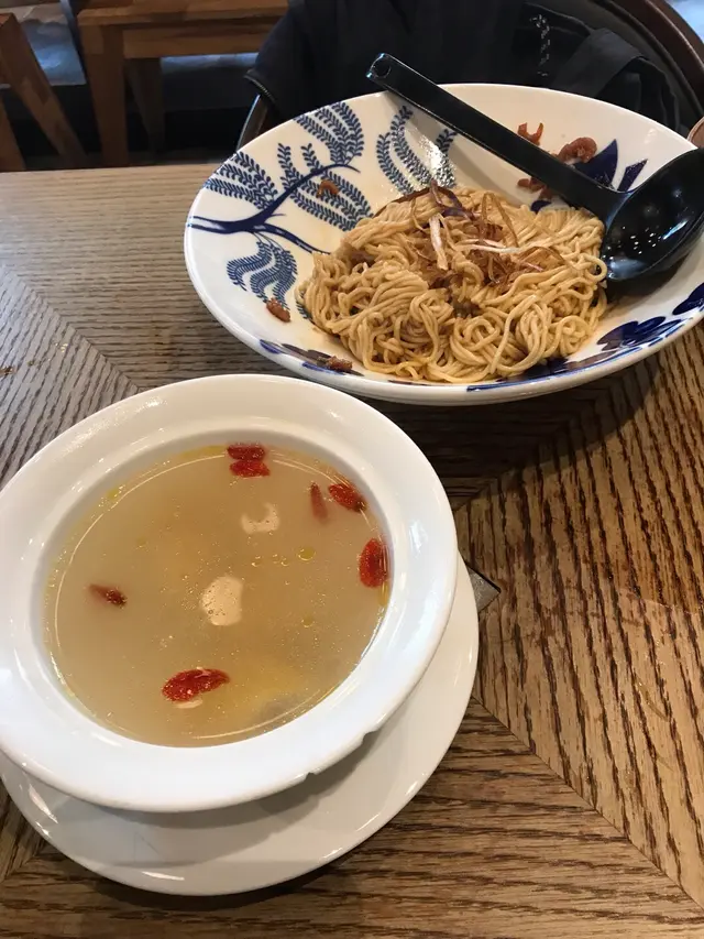 開洋葱油伴麵配杞子雞湯