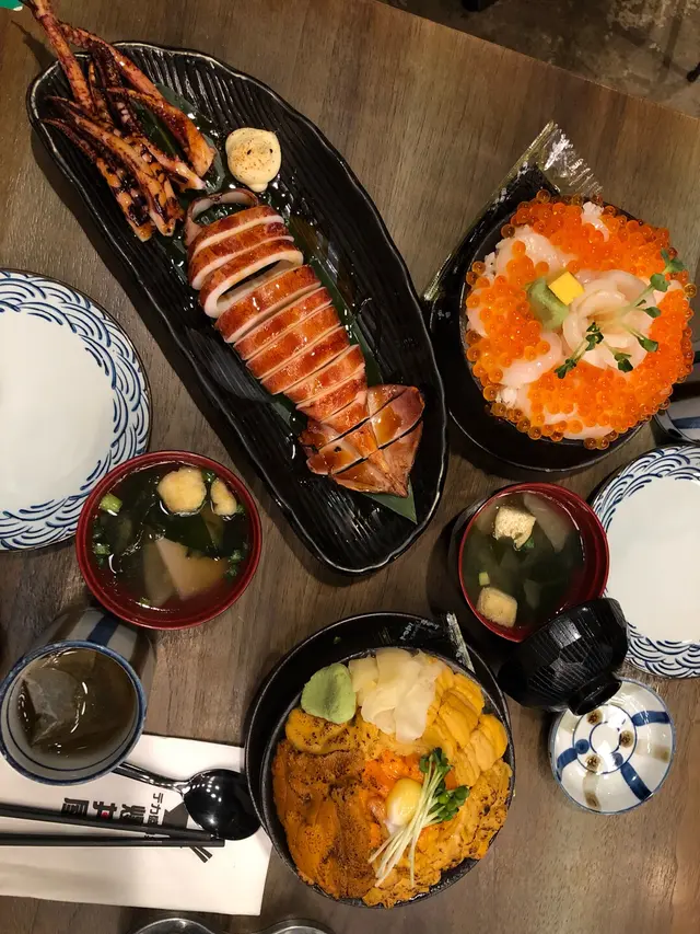 除了面上一層是海膽,下面都是飯,海膽其實不算多,這個價錢貴了一點喲,不過海膽又真係好好吃