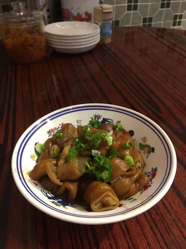 醬汁甜甜地，豬大腸處理得乾淨，口感煙韌，份量都幾ok