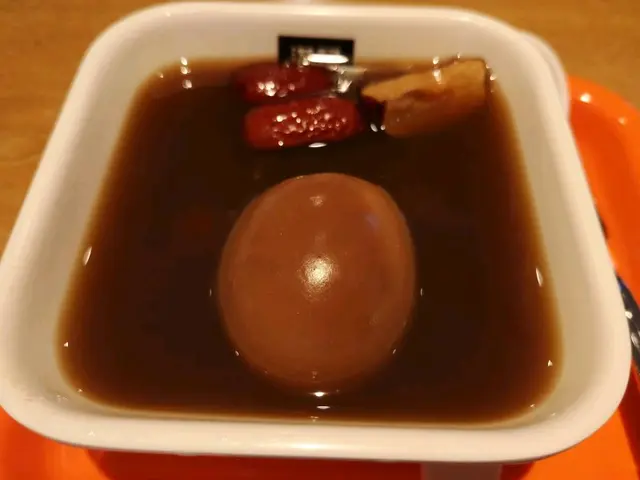 友人說蛋有些老，且有些淡