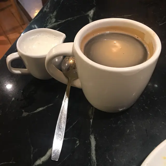 奶係咖啡奶，熱同打了泡，羹係放在杯耳，留意細節比較衛生