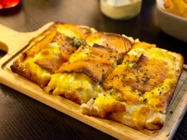 日式蛋黃醬粟米煙三文魚薄餅