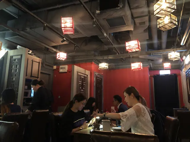 有好多鳥籠做燈飾，帶點中國風