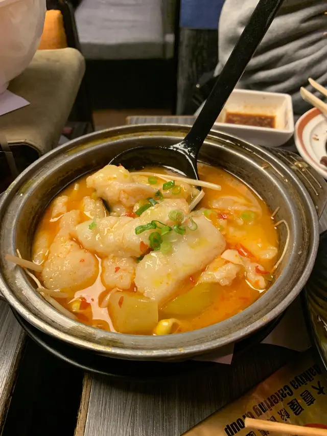 麻辣酸菜滑魚煲