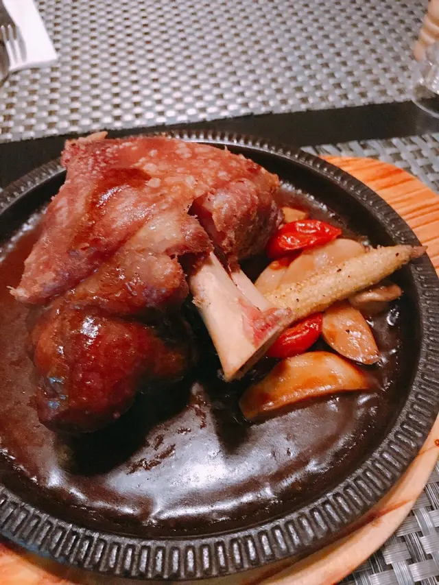 慢烤鐵板脆皮德國鹹豬手