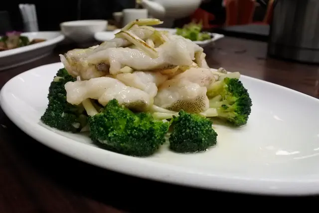 東星二食 - 西蘭花炒班球