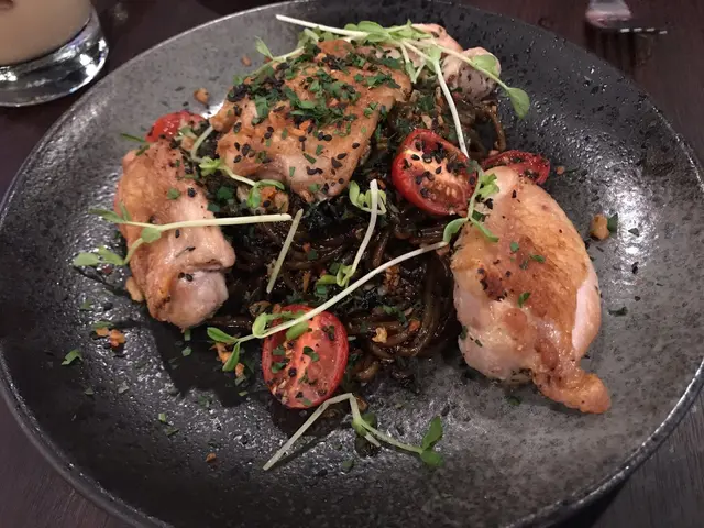 無骨雞脾肉墨汁黑蒜意粉