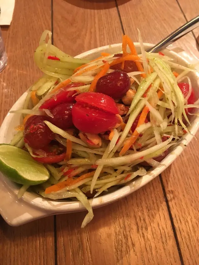 除咗青木瓜之外，仲有紅蘿蔔絲、洋蔥絲同小蕃茄，並用左青檸汁作為調味，食落冇沙律菜嘅草青味，酸酸甜甜非常開胃！ 