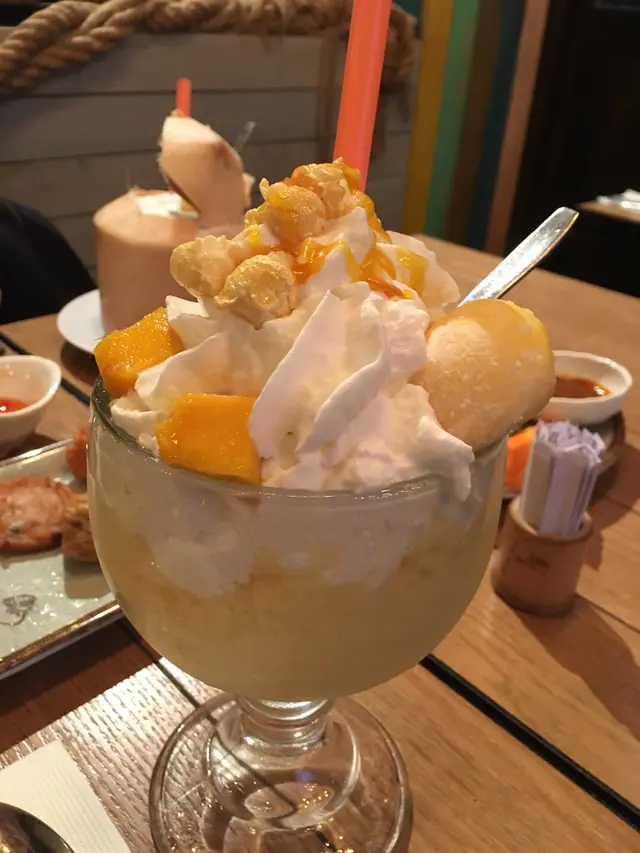呢個芒果乳酪沙冰，上層有厚厚的一層cream、芒果粒、popcorn 同芒果雪糕糯米糍等配料，睇落去賣相非常吸引！將cream同沙冰混合一齊飲，飲落似奶昔，非常好飲！