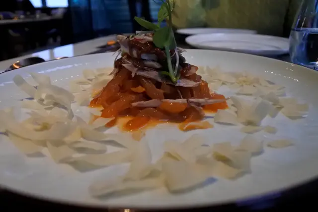 手撕法國鵪鶉伴海膽汁海蜇