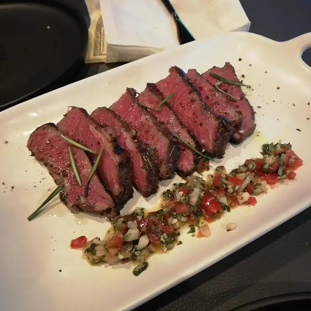 燒濕熟成美國牛肩排配醋青醬