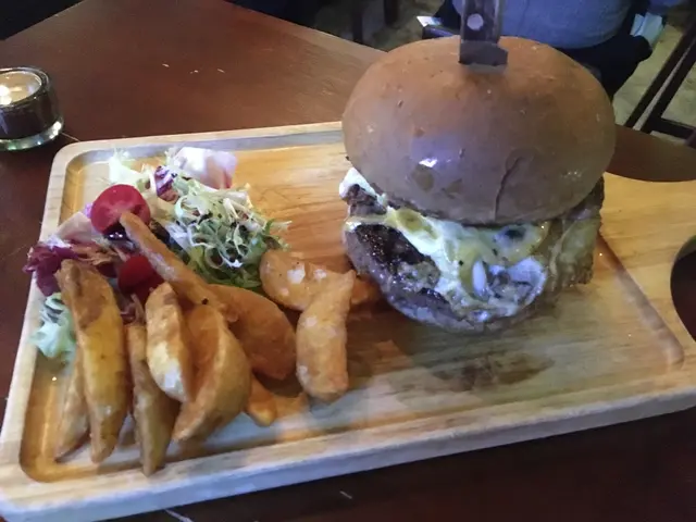 牛肉分量十足，目測最少有一寸厚，牛肉食落去仍然好juicy，另外配有大啡菇、煎蛋、芝士、蕃茄、生菜等配料，當中的煎蛋煎到八成熟，蛋黃冇熟到變老，無流心效果，咬落去啲蛋黃唔會流到周圍都係。大啖將成個漢堡食，所有配料融合，非常好食多汁，係我食咁多間漢堡之中，呢間餐廳嘅漢堡，係我心目中係數一數二的，非常推薦！漢堡仲會配上薯角同沙律。