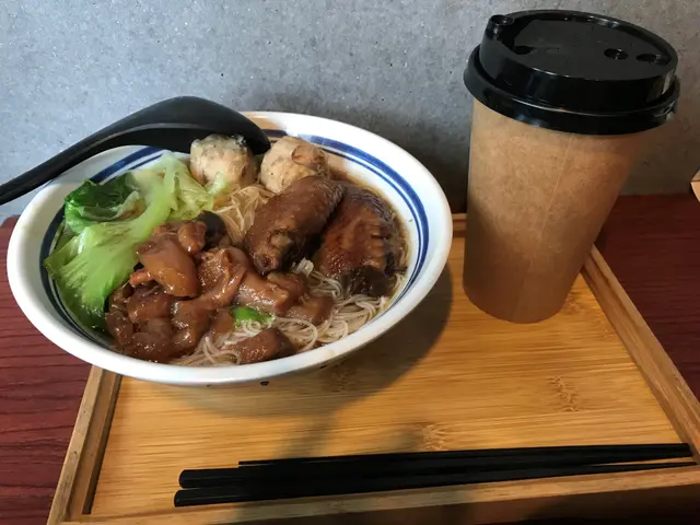 三餸車仔麵 (貢丸+雞翼+牛筋) 配珍珠奶茶(熱)