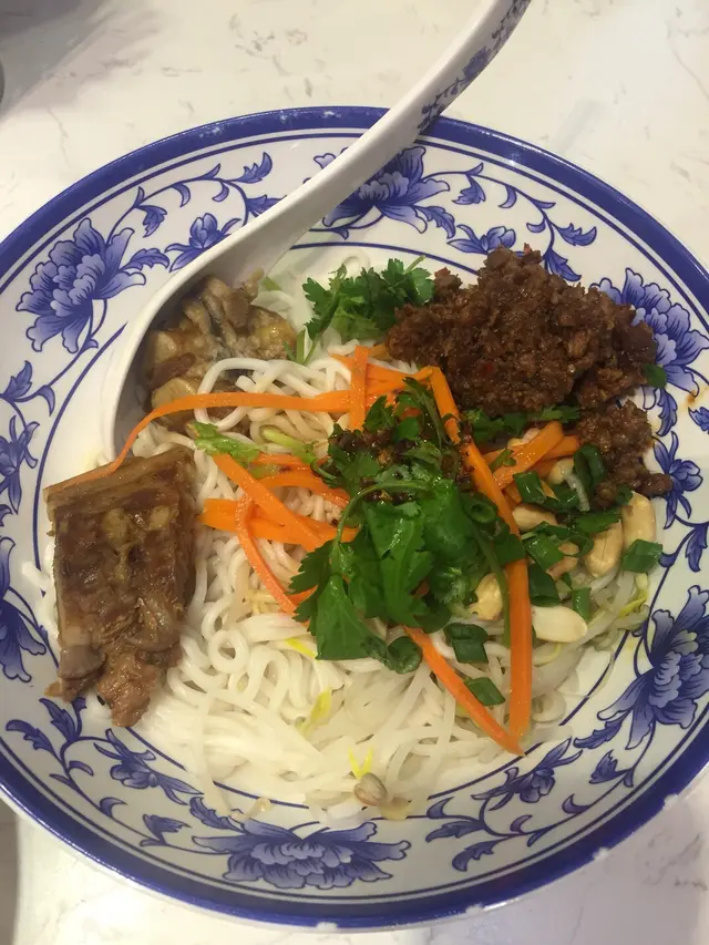 撈幼麵配豬軟骨