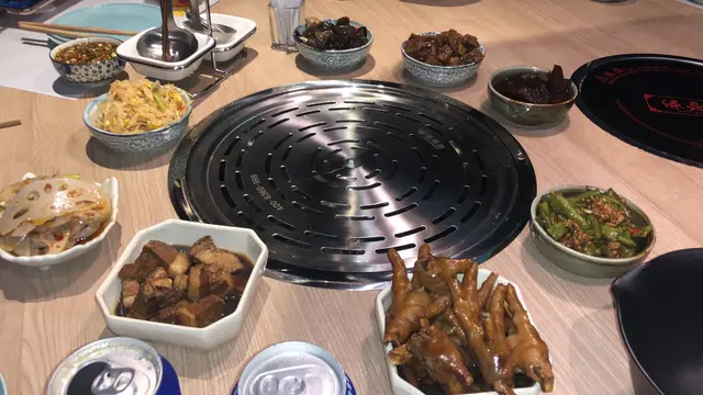 江南八小碟：有雞腳，蓮藕，木耳，蘿蔔，豆，豆芽，腩肉，豆腐