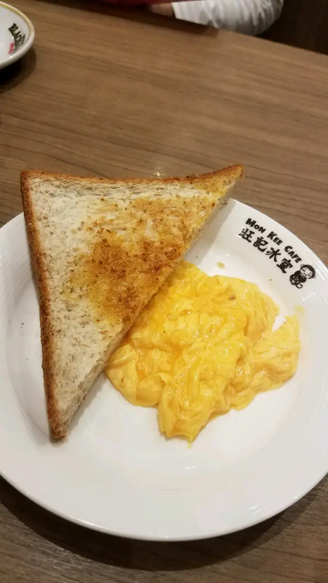 牛油麥包多士及4.3牛奶炒日本滑蛋