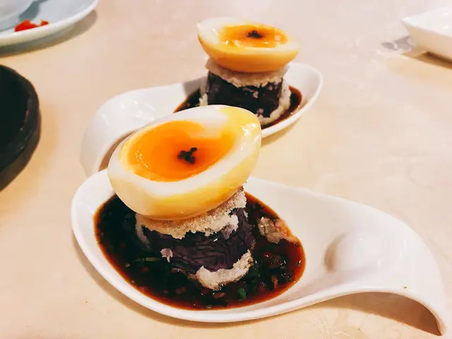 茶燻流心蛋伴黑魚子醬配厚切茄子