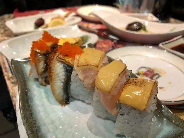 鰻魚卷,火炙三文魚芝士卷及炸蝦卷