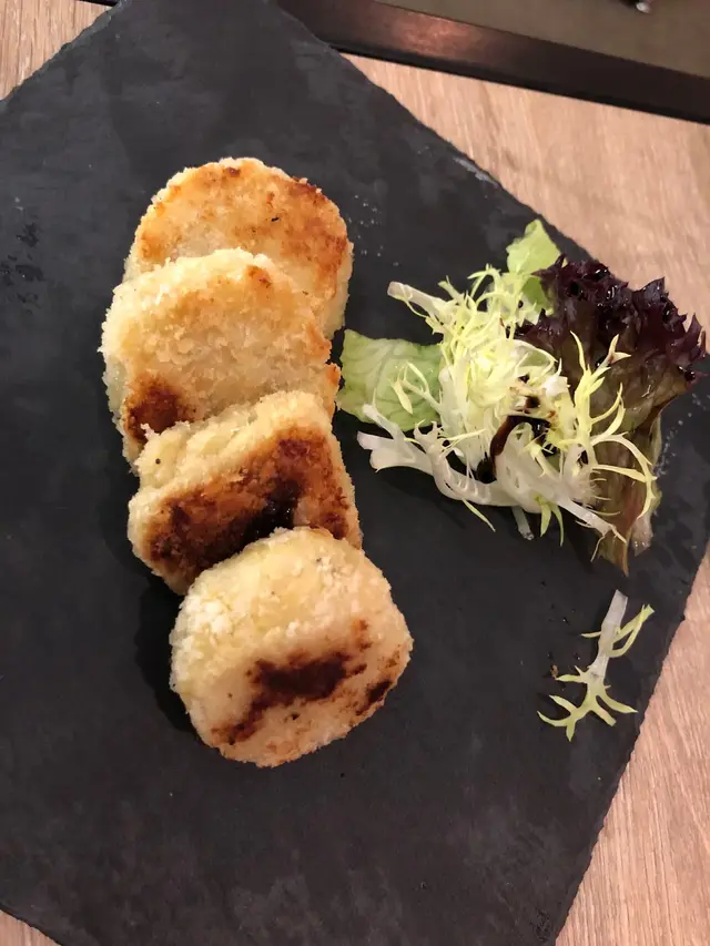 蟹餅外皮香脆，內裏啖啖蟹肉，值得一試！