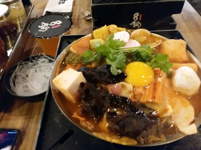 叫了一個小辣,辣度適中. 
好有羊肉膻味, 但可以接受, 食羊無羊肉膻味, 咁不如食牛肉??
鍋內食物好豐富,有雞蛋,豆腐,豆干,肉丸.菜,黑木耳,蜆,血糯米,羊肉......
味道好好感覺味精不算太多 
另送粉絲或飯,我要的是粉絲及綠茶(冰凍的)  
