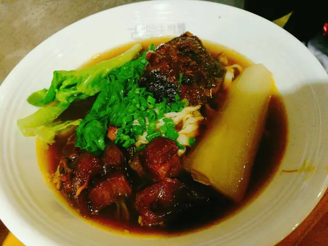 面嘅底一啲渣都冇, 係非常香甜拗咗好耐嘅湯底牛肉香味, 牛肉牛筋牛肚都好入味,有清甜嘅味道, 入口即溶, 醃製牛肉的醬料夠香,配搭手打拉麵,粗度夠,食落去味道搭夾, 蘿蔔已經煲到軟身入味, 依晚餐嚟講一碗麵都食到八成飽肚, 生菜就冇乜特別,是新鮮的。