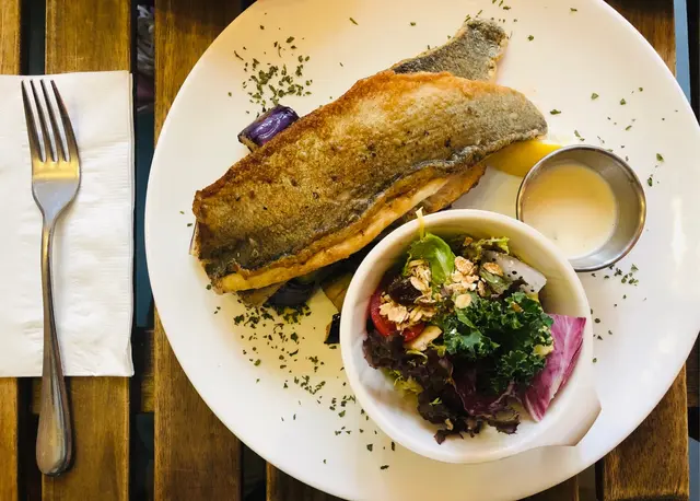 香草煎深海鱸魚配紫薯蓉