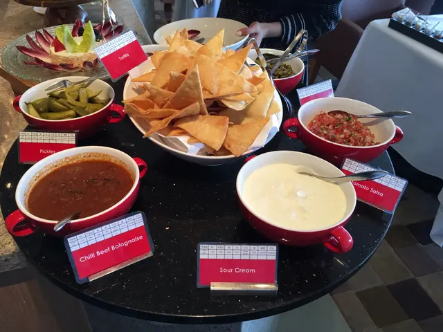 玉米脆片 tortilla 及多款不同配料 (toppings)